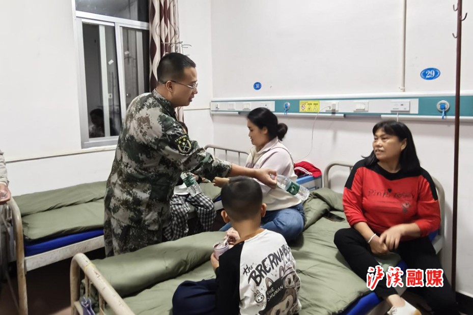达岚镇转移群众.jpg