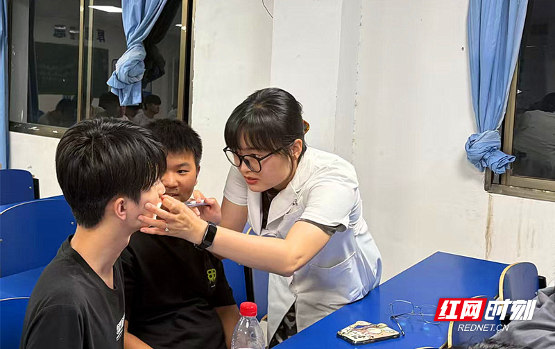 检查牙齿.jpg