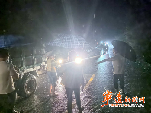 宁远县鲤溪镇:防汛显担当 雨夜护安澜_副本500.jpg 宁远县鲤溪镇:防汛显担当 雨夜护安澜_副本500.jpg