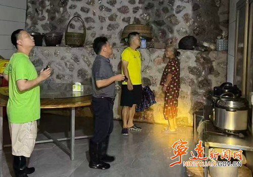 宁远文庙街道:雨夜排查除隐患2_副本500.jpg 宁远文庙街道:雨夜排查除隐患2_副本500.jpg