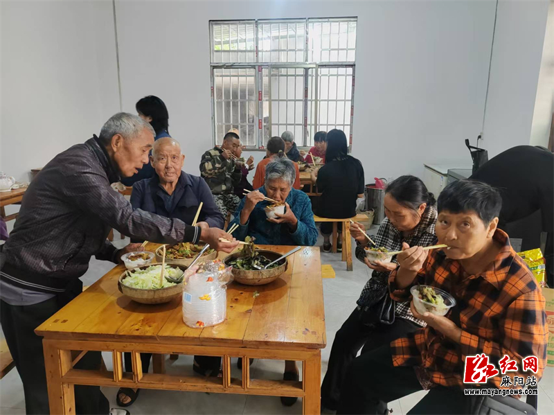 吕家坪镇集中安置点集体用餐.jpg 吕家坪镇集中安置点集体用餐.jpg