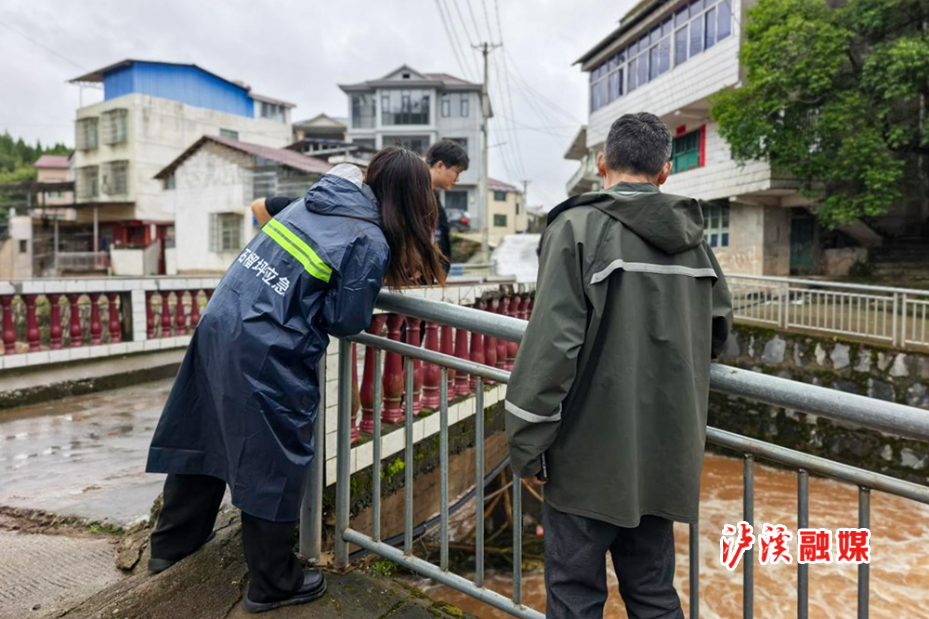石榴坪乡雨后检查隐患.jpg2.jpg3.jpg 石榴坪乡雨后检查隐患.jpg2.jpg3.jpg