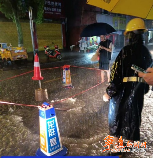 闻讯激动 全力排涝 宁远城管筑牢城市防汛安全线1_副本500.jpg 闻讯激动 全力排涝 宁远城管筑牢城市防汛安全线1_副本500.jpg