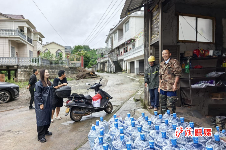 石榴坪乡雨后检查隐患.jpg 石榴坪乡雨后检查隐患.jpg