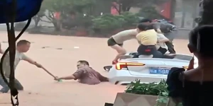 汽车被洪水冲走，市民搭“人桥”救援