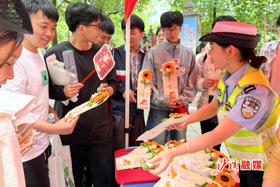交警护航高考.jpg 交警护航高考.jpg