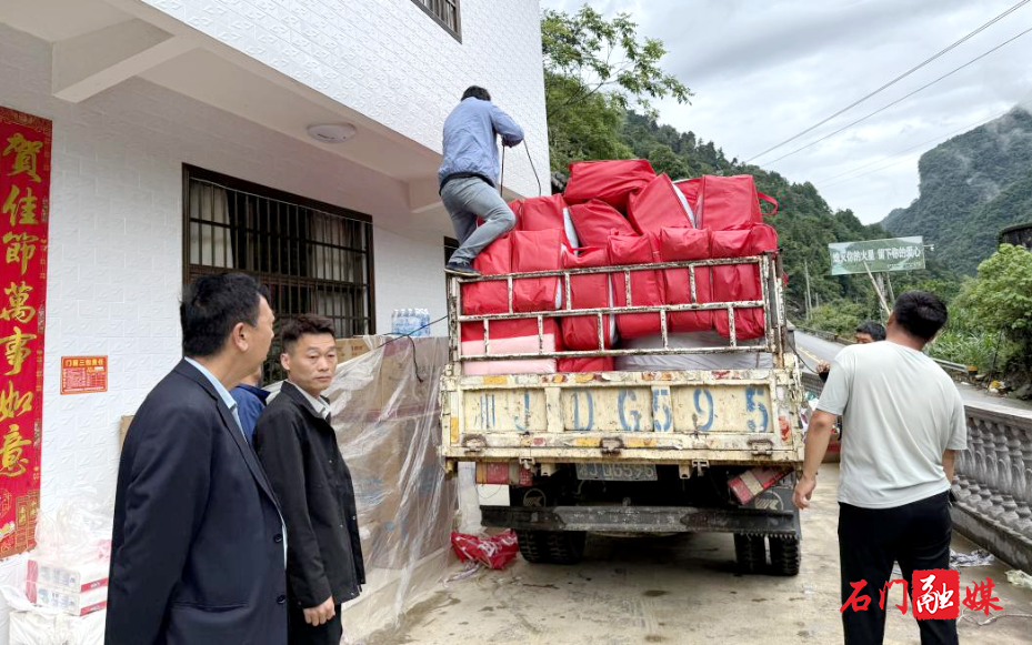 新铺镇岳家棚村:干群携手聚合力 爱心支援助重建1.jpg 新铺镇岳家棚村:干群携手聚合力 爱心支援助重建1.jpg