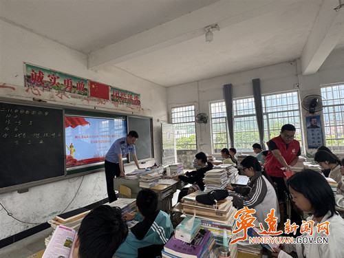 宁远县桐木漯瑶族乡：利剑护蕾进校园_副本500.jpg