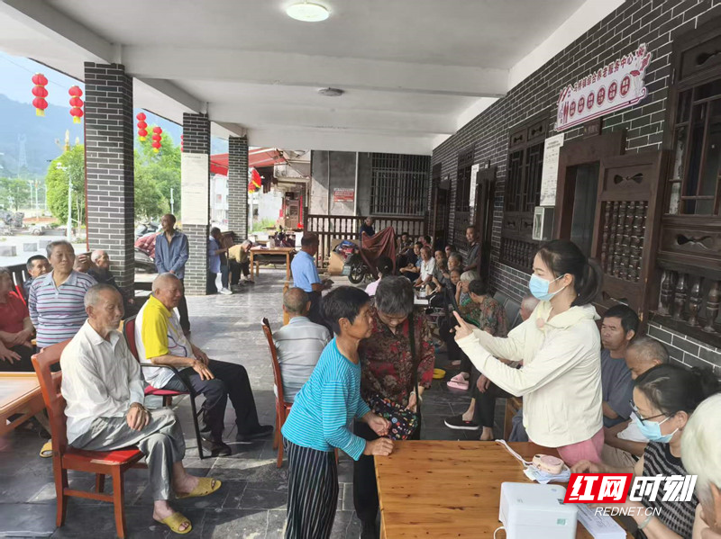 外沙村改造后的便民服务点人气火爆_副本.jpg 外沙村改造后的便民服务点人气火爆_副本.jpg