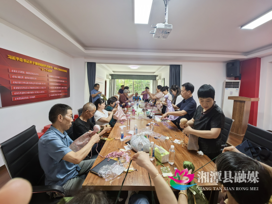 “粽情端午·侨暖人心”湘潭县侨联端午活动走近老年侨眷202.png “粽情端午·侨暖人心”湘潭县侨联端午活动走近老年侨眷202.png