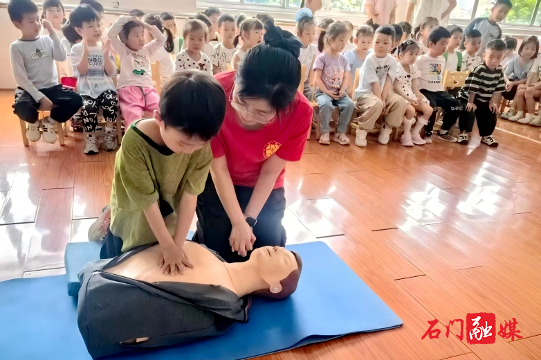 皂市镇中心幼儿园:守护“幼”苗,“救”在身边2.jpg 皂市镇中心幼儿园:守护“幼”苗,“救”在身边2.jpg