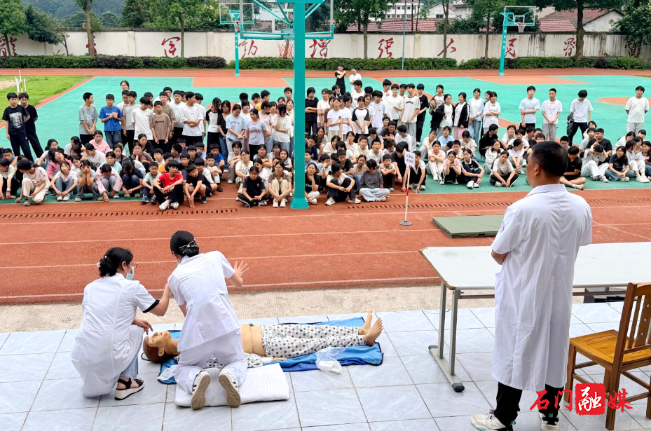 子良镇水田中学开展医校联动安全健康演练活动1.jpg