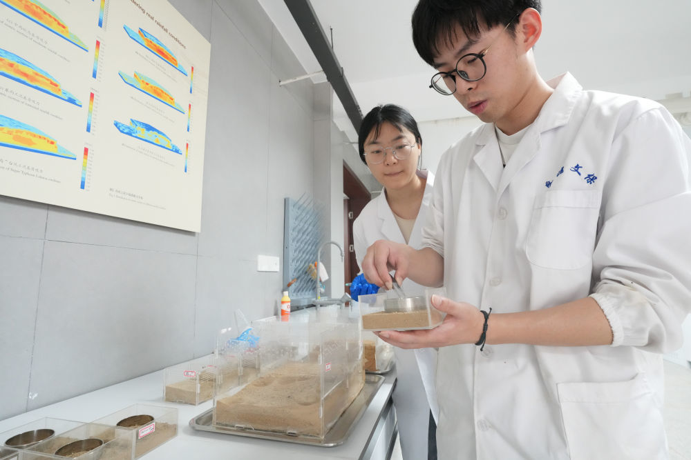 2019年,良渚古城遗址成功列入《世界遗产名录》,掀开保护与利用的新篇章。近年来,良渚遗址持续推进科技考古,深化“良渚遗址5000+”数智应用,覆盖大遗址“发掘-保护-研究-利用”全流程。这是2025年4月18日,在浙江杭州的良渚古城遗址世界遗产检测管理中心,科研人员做遗址复原展示面蚁狮病害物理防治实验。