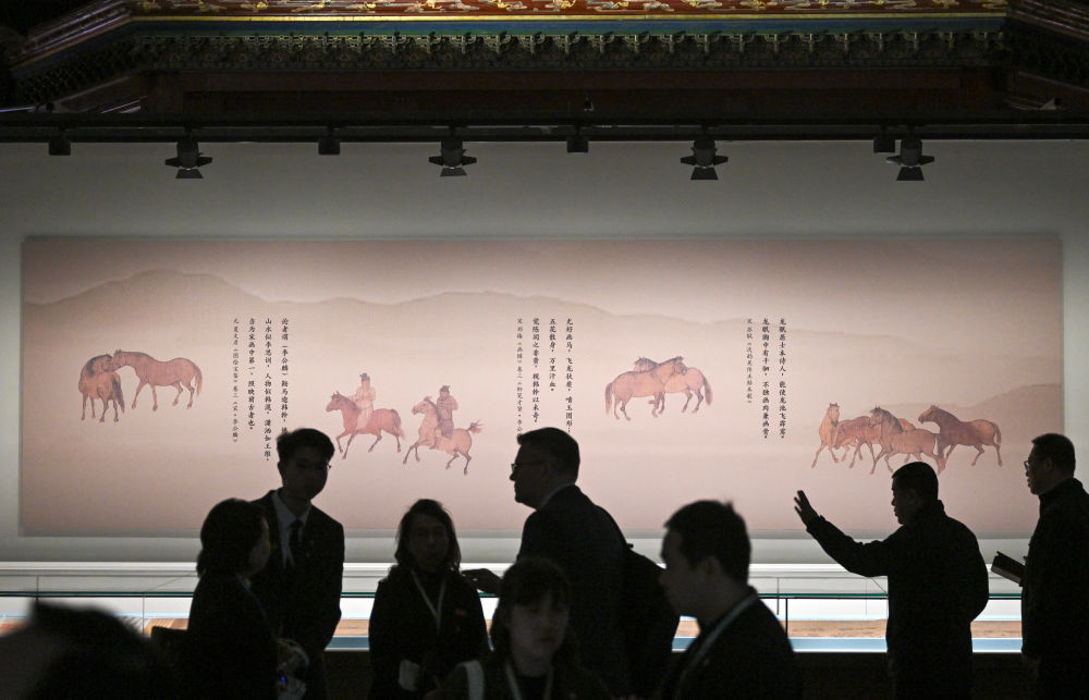 2026年4月21日,“神骏:故宫书画艺术中的马世界”展在北京故宫博物院开幕。展览展出55件与马相关的院藏珍贵书画,展现马的神骏之姿,展示传统文化魅力。这是观众在北京故宫参观展览。