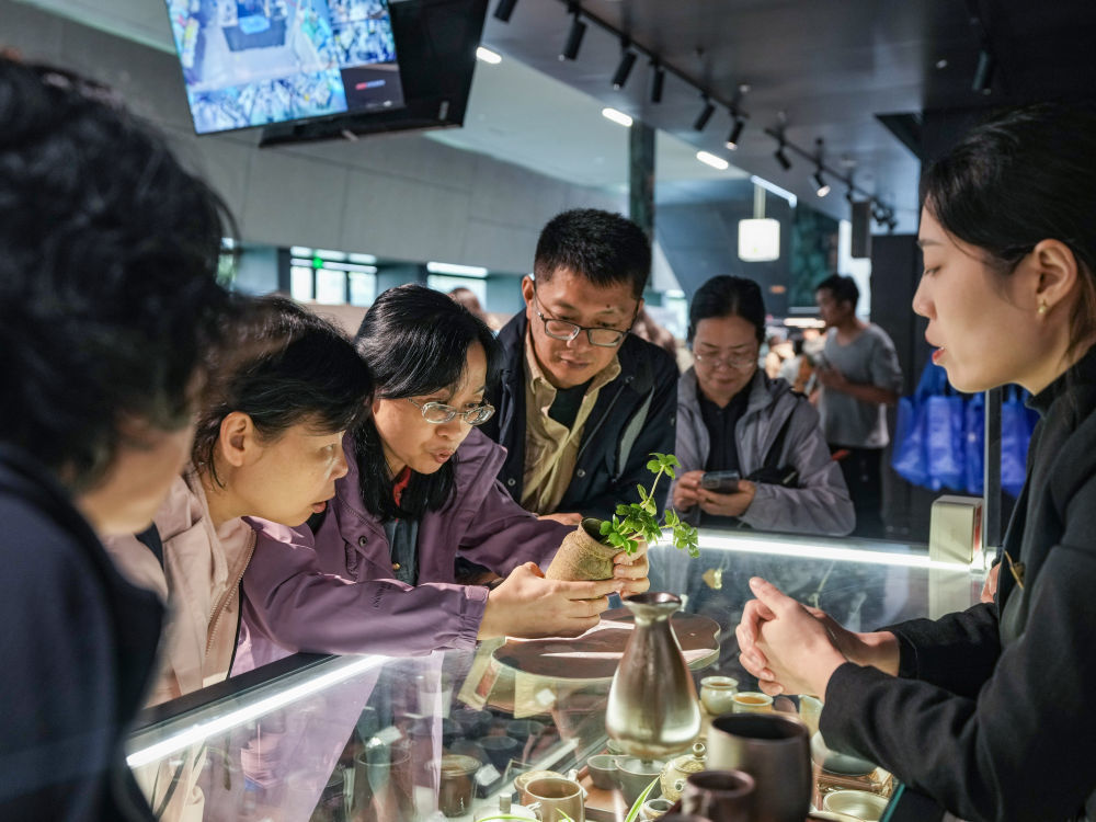 近年来,三星堆遗址重要考古发现成果陆续公布并展出,带动三星堆博物馆的文创产品设计销售热潮。一些文创产品取材于发掘出土的金面罩、青铜器等文物,受到人们的欢迎。三星堆博物馆文创产业起步于1997年建馆伊始,依托三星堆文物等资源,经过多年发展,目前已构建起文创开发、品牌营销、IP授权等核心产业链。通过深耕文博衍生品开发、品牌联名授权、数字产品研发,已实现文创年销售额突破两亿元、IP授权收入破千万元。这是2025年10月30日,游客在三星堆博物馆内的文创商店选购文创产品。
