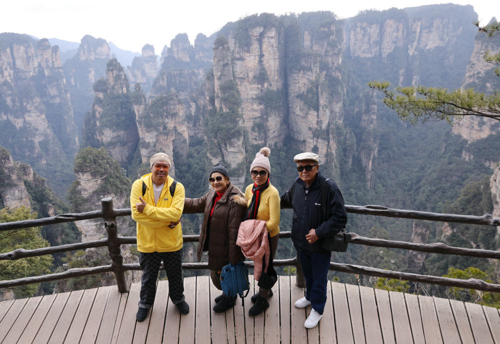 湖南张家界以独特的石英砂岩峰林地貌、鬼斧神工的自然景观闻名于世,拥有中国首批世界自然遗产、全球首批世界地质公园、世界“张家界地貌”命名地等多张名片,是国内外游客喜爱的旅游目的地。这是2025年2月15日,泰国游客在张家界国家森林公园袁家界景区游玩。