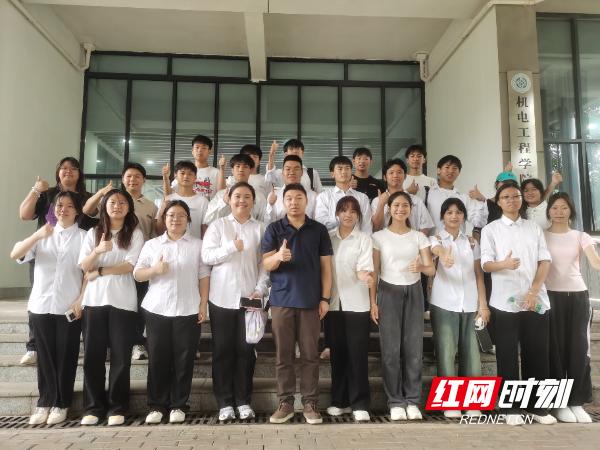 6.张石生和学生在一起.jpg 6.张石生和学生在一起.jpg
