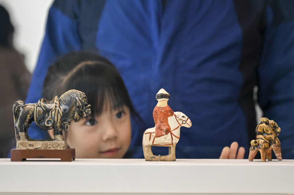 2026年2月4日,“春风骐骥:马年生肖展”在上海博物馆人民广场馆启幕。展览甄选来自甘肃省博物馆、甘肃省文物考古研究所、咸阳博物院及上海博物馆馆藏的16件/组马主题文物,分为“鞍马征尘”“昭陵六骏”“骏影流光”“诗情画意”等板块,展现中华文化中“马”的多元内涵与吉祥寓意。这是小朋友在展览上欣赏展品。