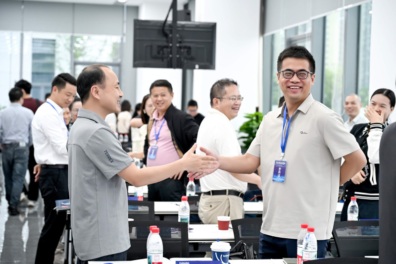 学员通过总裁班活动拉近距离，该平台也推动企业从“单打独斗”转向“抱团发展”。
