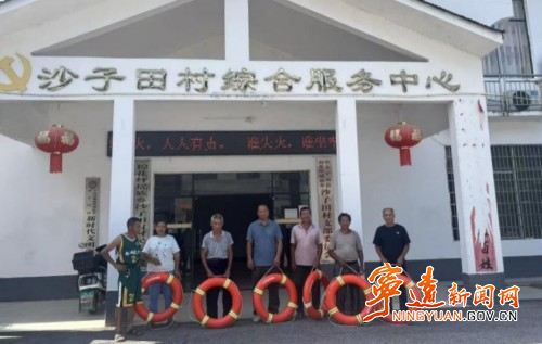 宁远县棉花坪瑶族乡：为船主集中发放救生圈  筑牢水上安全防线_副本500.jpg