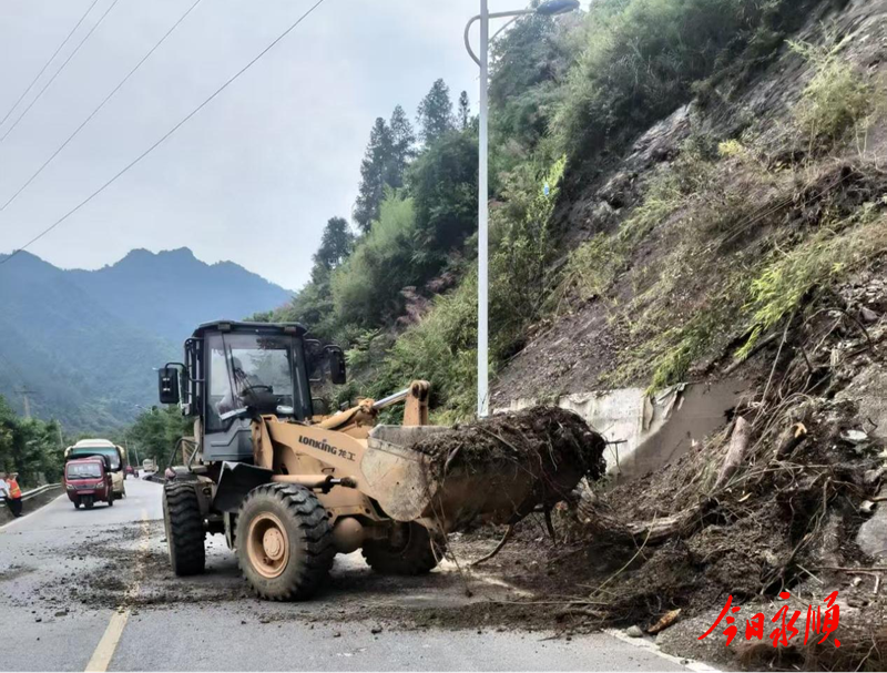 永顺县公路建设养护中心积极清理国道G209线塌方隐患保安畅.png 永顺县公路建设养护中心积极清理国道G209线塌方隐患保安畅.png