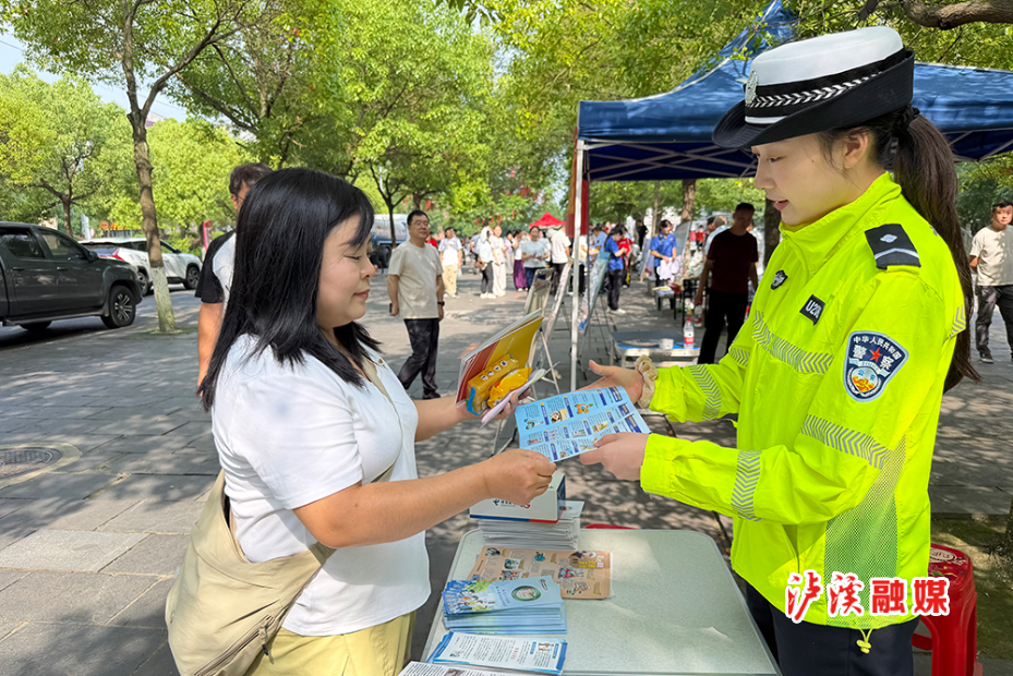 交警安全月宣传 (1).jpg 交警安全月宣传 (1).jpg