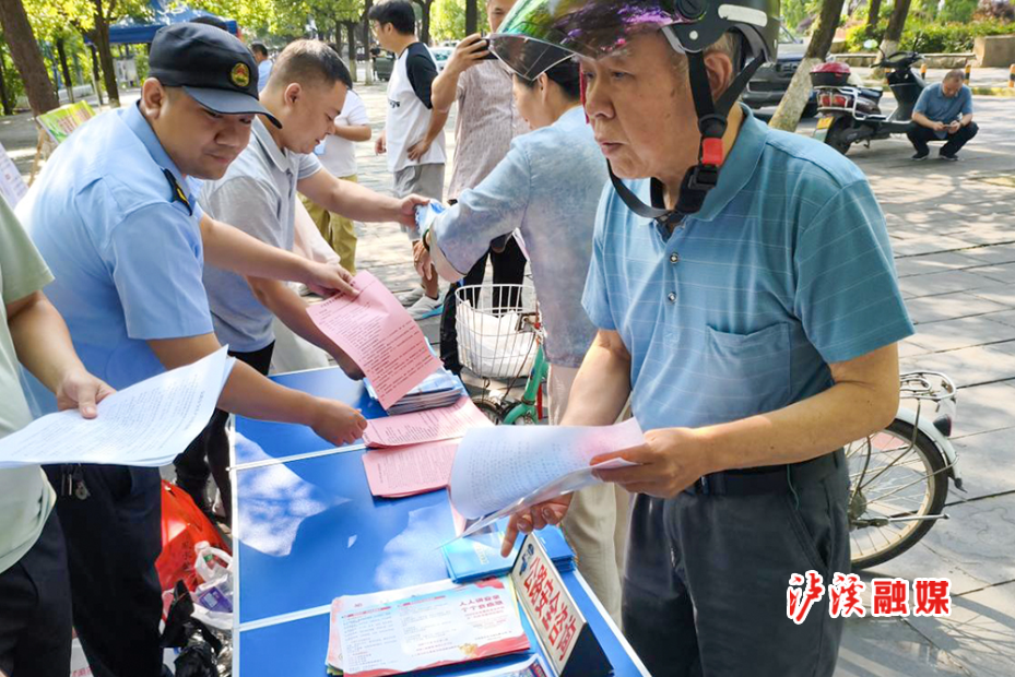公路养护中心安全月宣传.jpg 公路养护中心安全月宣传.jpg