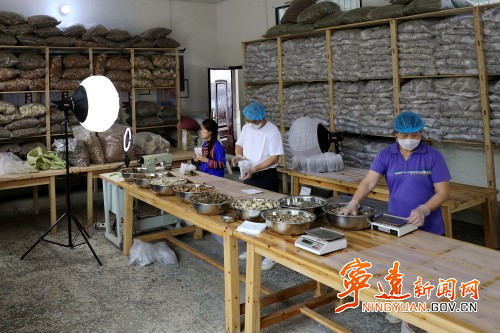 【永冲锋·拼经济·促发展】宁远:瑶浴工厂带动群众家门口就业增收3_副本500.jpg 【永冲锋·拼经济·促发展】宁远:瑶浴工厂带动群众家门口就业增收3_副本500.jpg