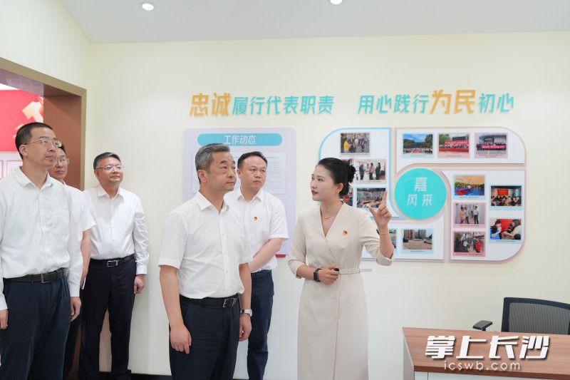 陈竞调研咸嘉新村社区。 陈竞调研咸嘉新村社区。
