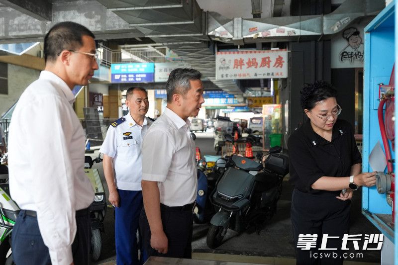 陈竞以“四不两直”方式在大汉金桥家居建材城督导检查安全生产工作。 均为长沙晚报全媒体记者 郭雨滴 摄 陈竞以“四不两直”方式在大汉金桥家居建材城督导检查安全生产工作。 均为长沙晚报全媒体记者 郭雨滴 摄