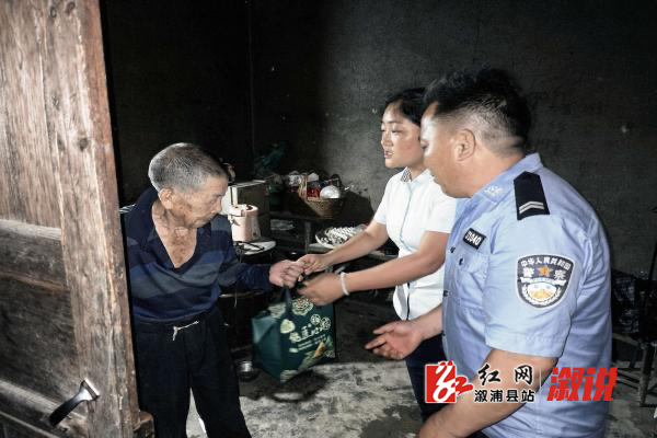 慰问老党员.jpg 慰问老党员.jpg