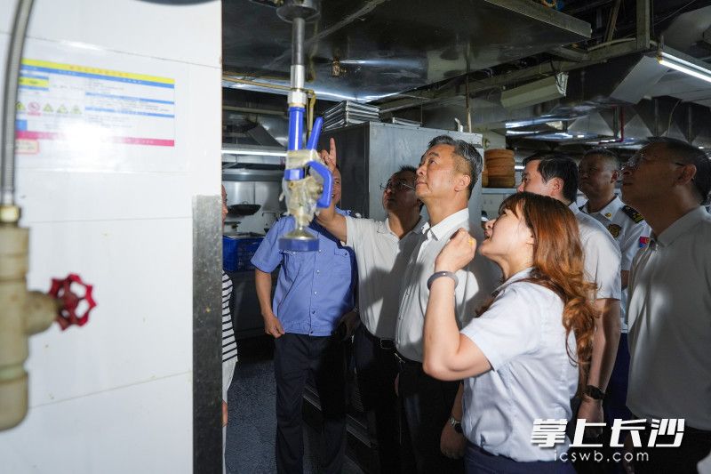 陈竞以“四不两直”方式在火宫殿督导检查安全生产、食品安全工作。