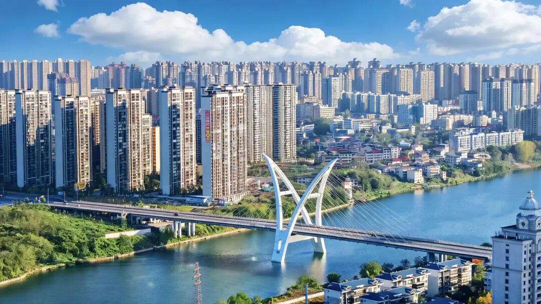 资江碧波绕城,飞桥贯通两岸,尽显邵阳宜居宜业、开放奋进城市新貌。申兴刚摄。 资江碧波绕城,飞桥贯通两岸,尽显邵阳宜居宜业、开放奋进城市新貌。申兴刚摄。