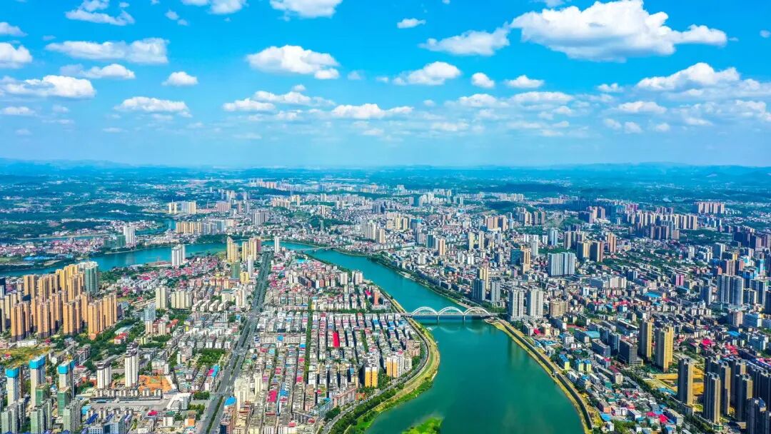 碧水环抱宝庆城,城乡相融绘就邵阳发展新图景。申兴刚摄。 碧水环抱宝庆城,城乡相融绘就邵阳发展新图景。申兴刚摄。