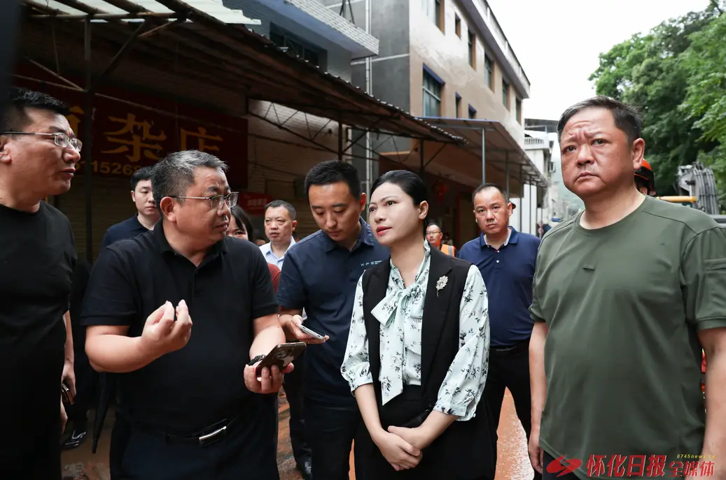 韦朝晖在麻阳督导检查防汛救灾工作