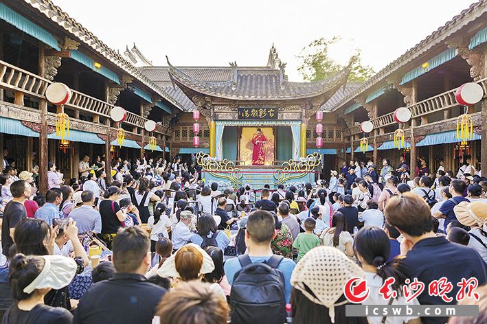 这个端午,长沙铜官窑国风乐园主打“沉浸式国风体验”,将传统民俗与实景演艺深度融合。图为古彩戏法吸引大量市民游客。长沙晚报通讯员 张纯 供图