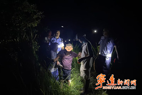 宁远公安助力八旬老人平安归家_副本500.jpg 宁远公安助力八旬老人平安归家_副本500.jpg