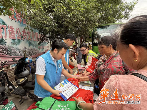 宁远县中和镇:普法宣传进集市_副本500.jpg 宁远县中和镇:普法宣传进集市_副本500.jpg