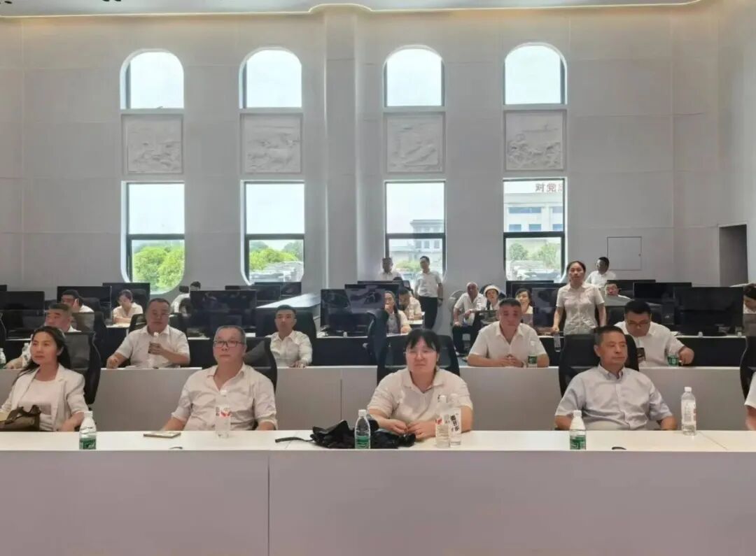 科干六班在沅江市智慧城市中心参观学习.jpg
