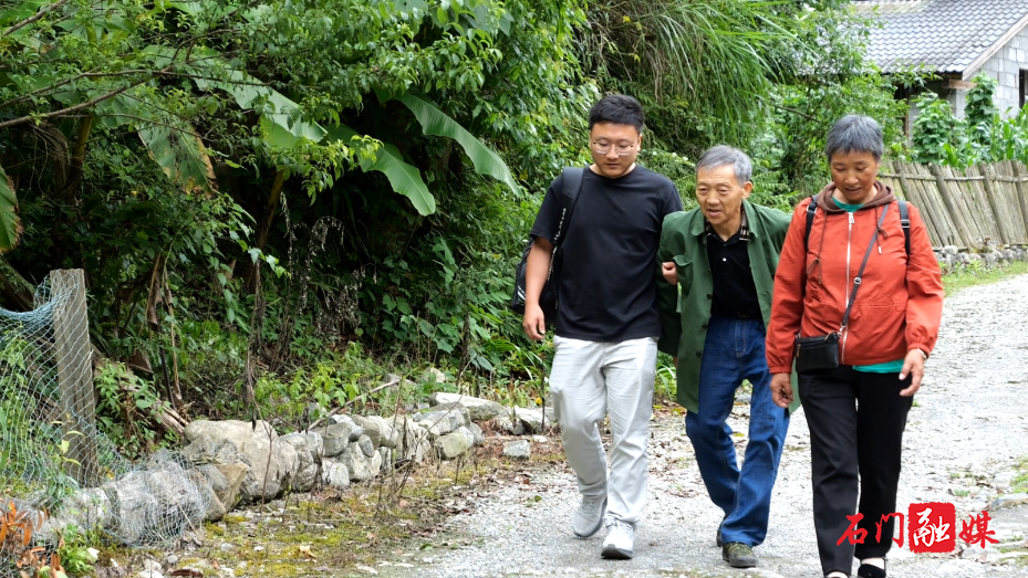 壶瓶山镇：巨大山石突然滚落 提前转移避险零伤亡12.png