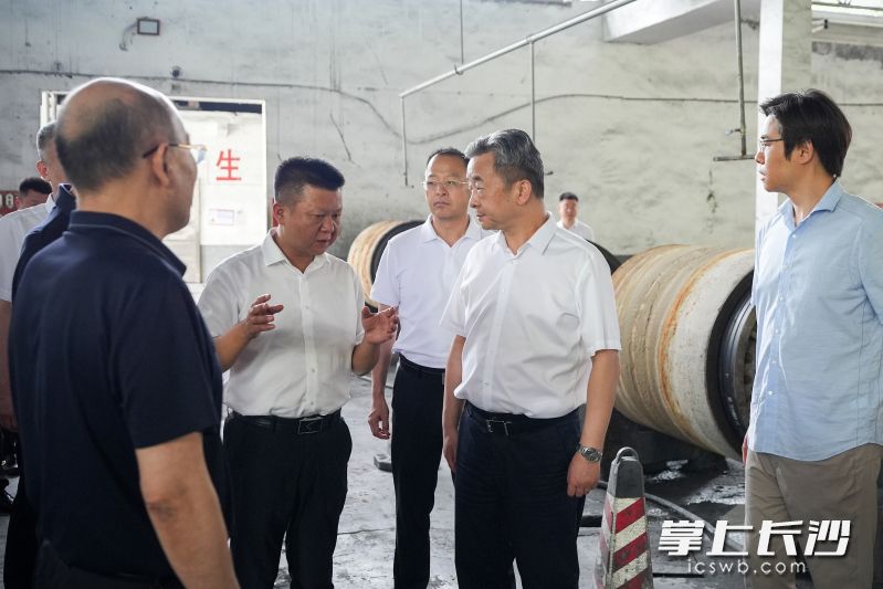 陈竞以“四不两直”方式暗访检查天虹金属材料有限公司。 陈竞以“四不两直”方式暗访检查天虹金属材料有限公司。