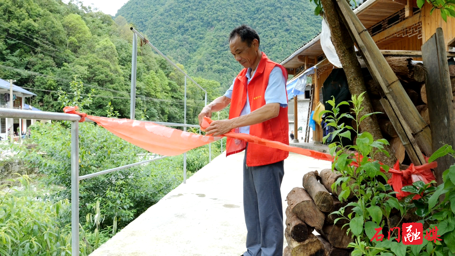 壶瓶山镇：巨大山石突然滚落 提前转移避险零伤亡7.png