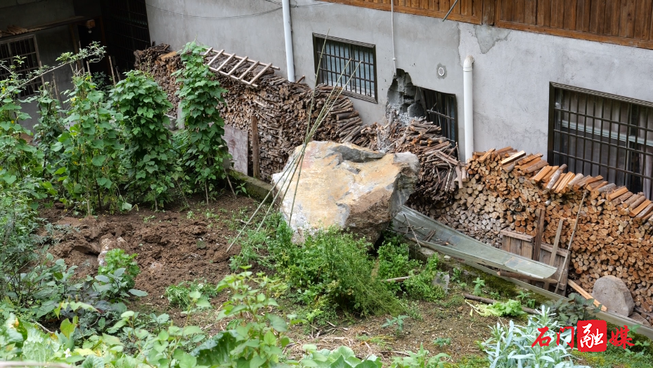 壶瓶山镇：巨大山石突然滚落 提前转移避险零伤亡3.png
