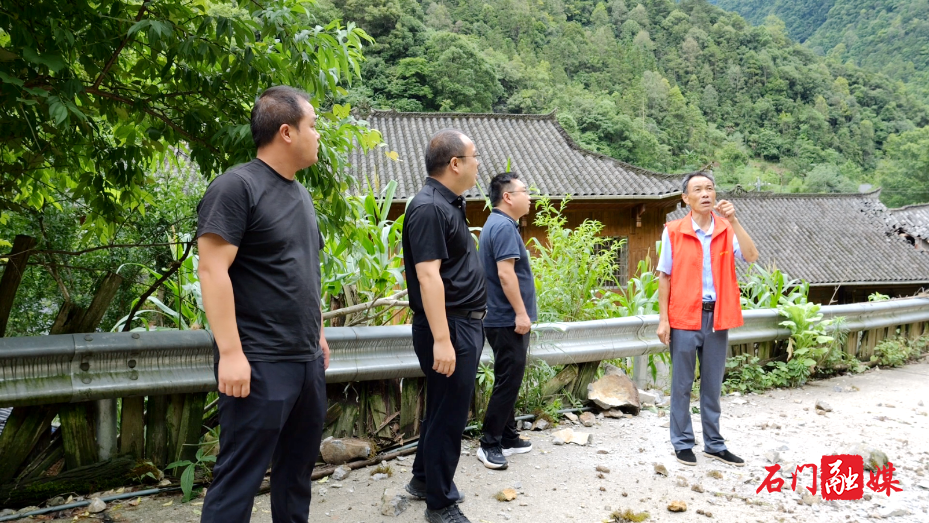 壶瓶山镇：巨大山石突然滚落 提前转移避险零伤亡6.png