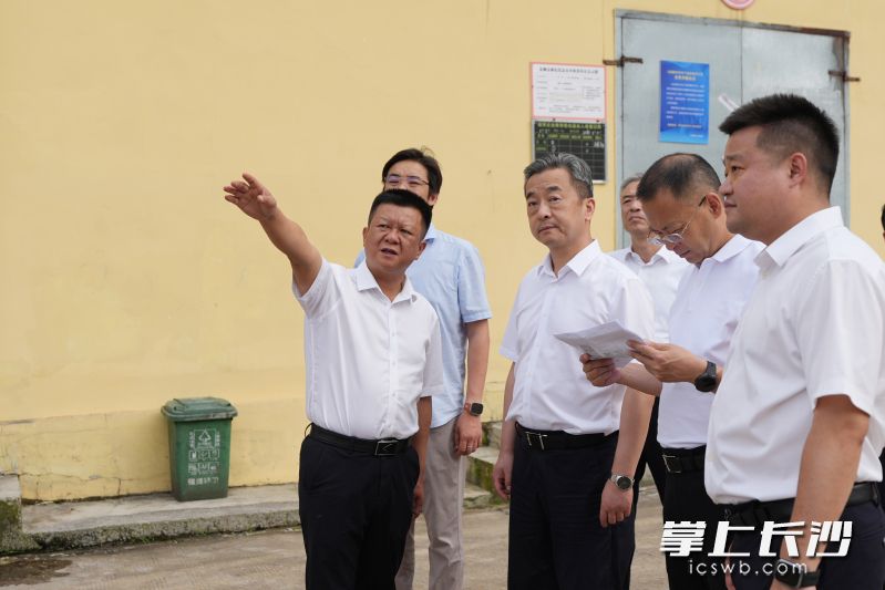 陈竞在金狮仓储服务部调研督导安全生产工作。 陈竞在金狮仓储服务部调研督导安全生产工作。