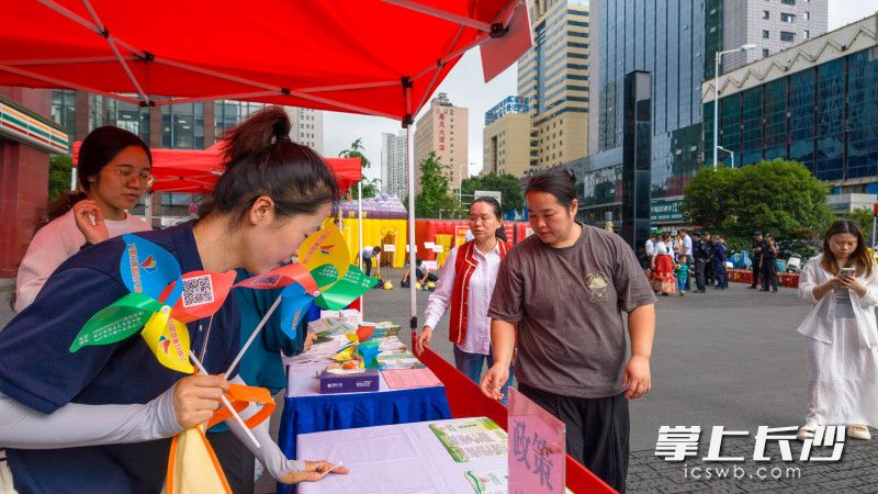雨花区东塘街道2026年“安全生产月”宣传咨询日活动，将安全课堂直接“搬”进写字楼，把应急技能送到工位旁、家门口。