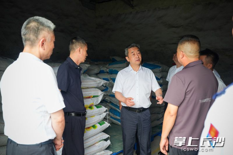 陈竞在大瑶汇丰花炮材料仓储基地调研督导安全生产工作。 陈竞在大瑶汇丰花炮材料仓储基地调研督导安全生产工作。