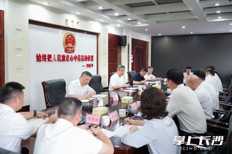 陈竞主持召开座谈会。 均为长沙晚报全媒体记者 郭雨滴 摄 陈竞主持召开座谈会。 均为长沙晚报全媒体记者 郭雨滴 摄