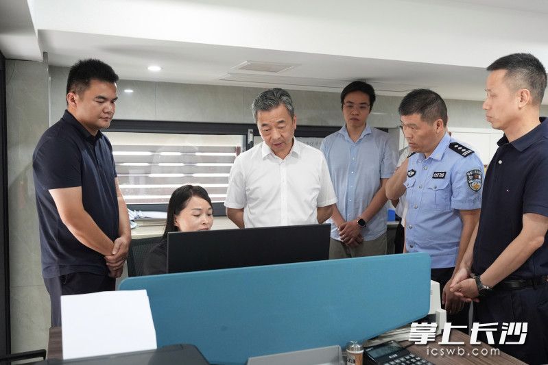 6月23日,副省长、市委书记陈竞在浏阳市调研督导烟花爆竹产业安全生产工作,来到守法化工贸易有限公司。 6月23日,副省长、市委书记陈竞在浏阳市调研督导烟花爆竹产业安全生产工作,来到守法化工贸易有限公司。