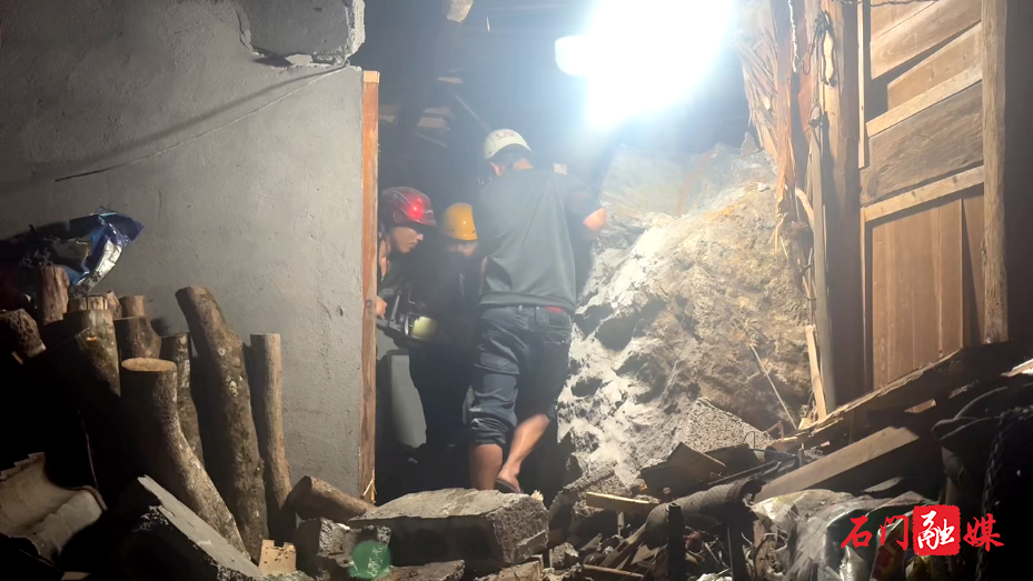 壶瓶山镇：巨大山石突然滚落 提前转移避险零伤亡8.png
